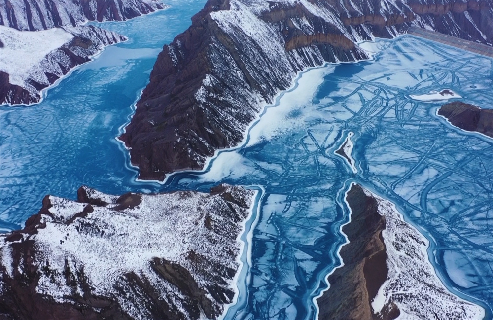 Breathtaking views of melting blue lake ice in Manas county, NW China's Xinjiang