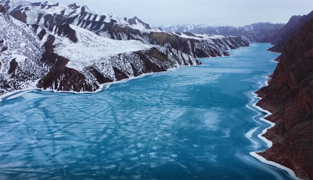 Breathtaking views of melting blue lake ice in Manas county, NW China's Xinjiang