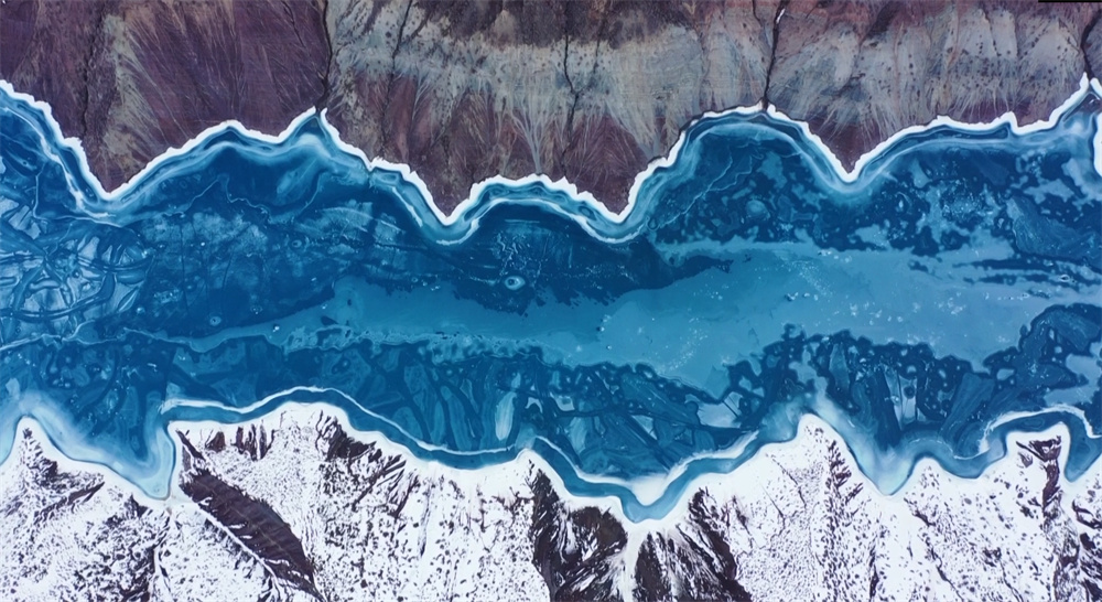 Breathtaking views of melting blue lake ice in Manas county, NW China's Xinjiang