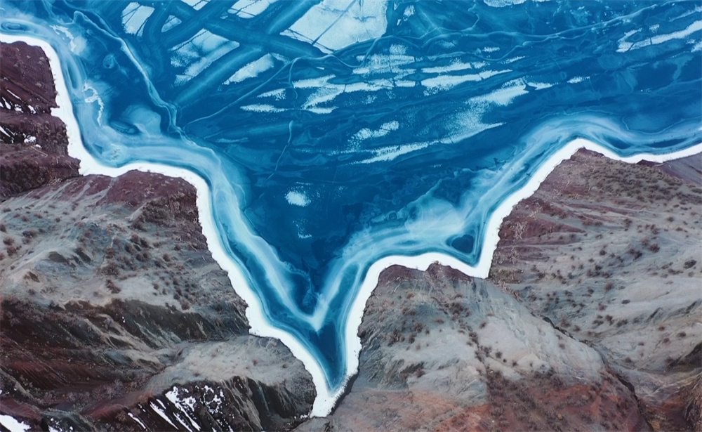 Breathtaking views of melting blue lake ice in Manas county, NW China's Xinjiang