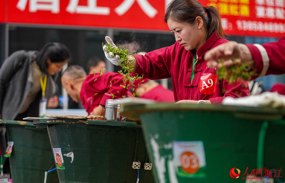 Tea roasting competition held in E China's Zhejiang