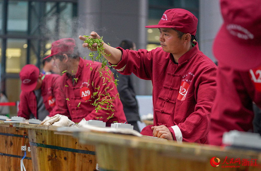 Tea roasting competition held in E China's Zhejiang