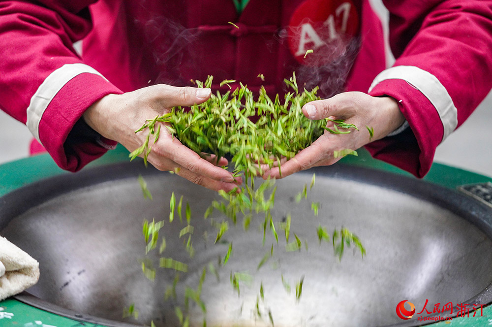 Tea roasting competition held in E China's Zhejiang