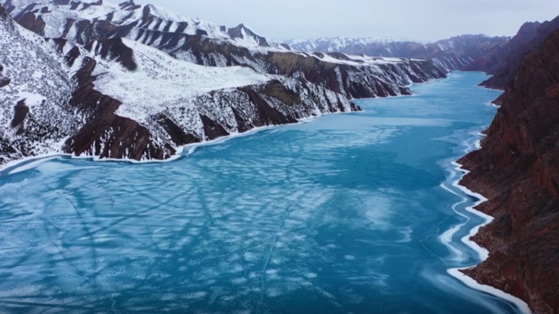 Breathtaking views of melting blue lake ice in Manas county, NW China's Xinjiang