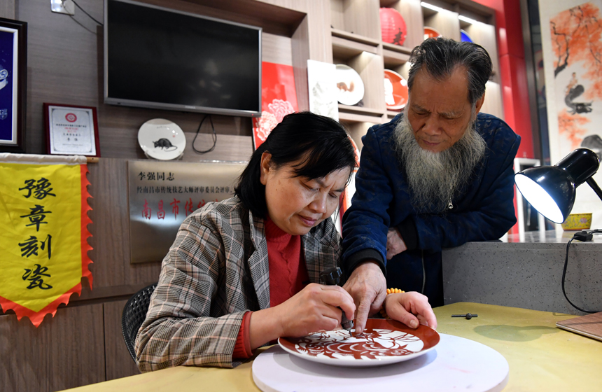 Craftsman shows charm of porcelain engraving with excellent skills