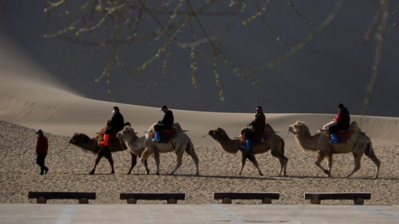 Spring scenery of Crescent Moon Spring attracts visitors in NW China’s Gansu