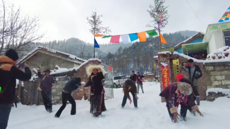 China encounter: Paul Salopek in a Tibetan village