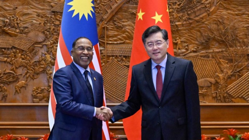 Chinese FM holds talks with Malaysian counterpart