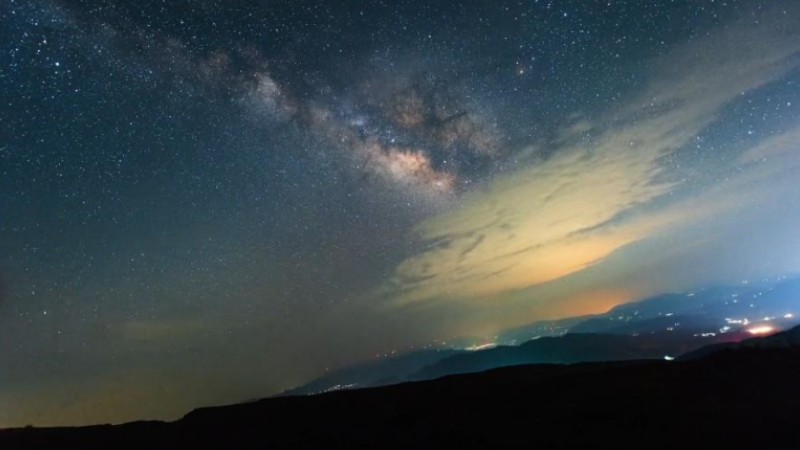 Photographer makes time-lapse video showing rotation of Earth