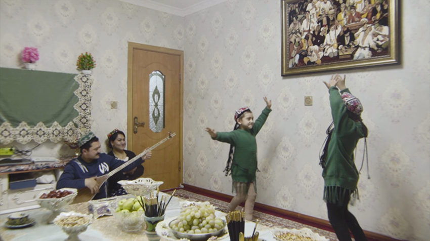 Enjoy the joyful melodies of Abulaiti's family in NW China's Xinjiang