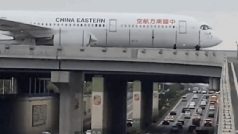 Plane taxis over road in Chengdu