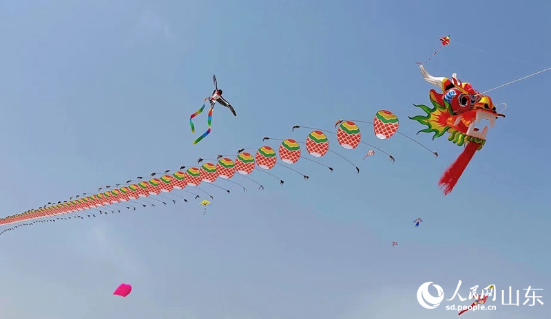 People fly kites during 40th Weifang Int'l Kite Festival