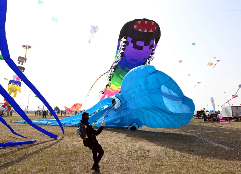 People fly kites during 40th Weifang Int'l Kite Festival