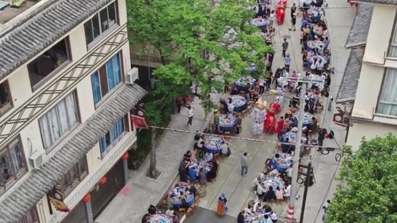 Long-table banquet held in Zhejiang