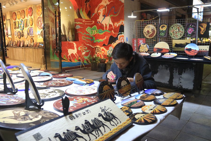 Night markets shine with cultural elements in NW China's Dunhuang