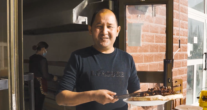 Kebab restaurant owner's happy life in NW China's Xinjiang