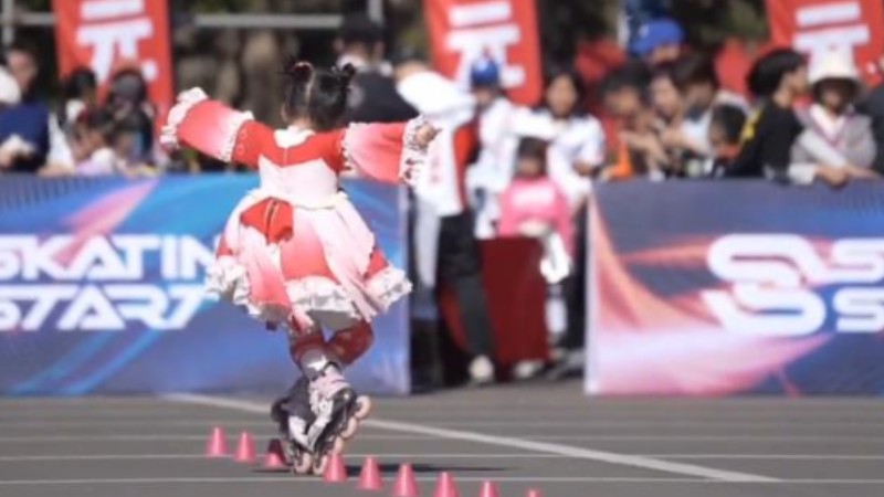 9-year-old girl wows crowd with impressive roller skating skills