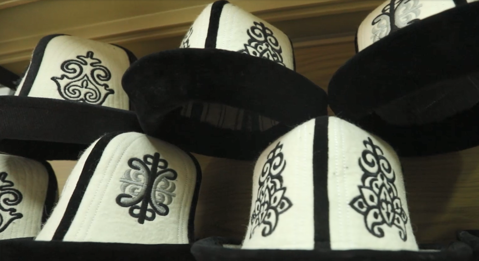 Xinjiang craftsman carries forward white felt hat making