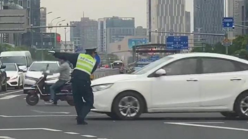 Dancing traffic police officer delights drivers on road