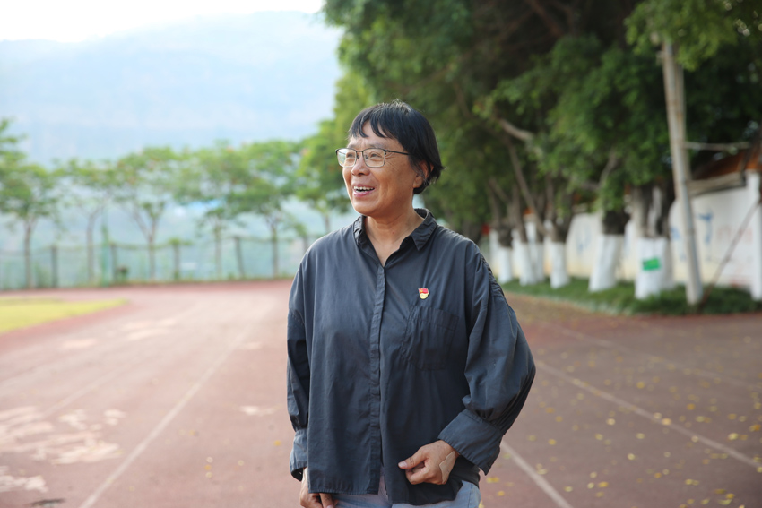 Renowned teacher accompanies gaokao examinees for 13 consecutive years