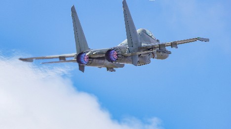 Fight jet soars up into sky