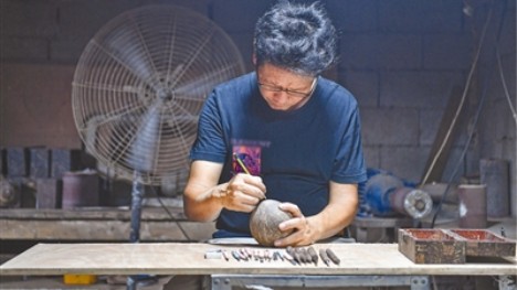 Artist in S China's Hainan dedicated to inheriting coconut shell carving