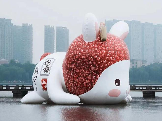 Gigantic bayberry-themed rabbit sculpture in Zhejiang