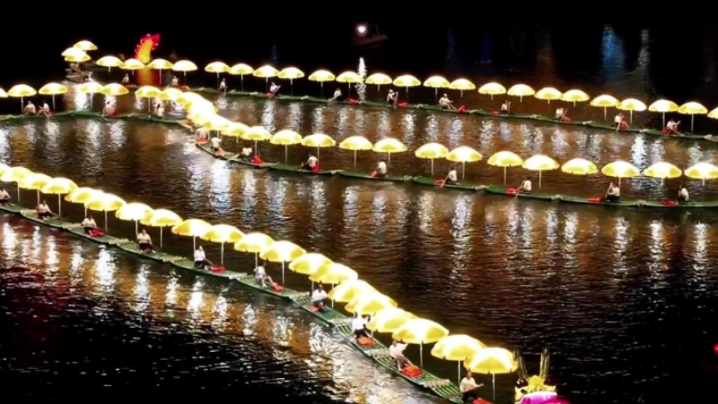 'Golden dragon' cruises along Bijiang River