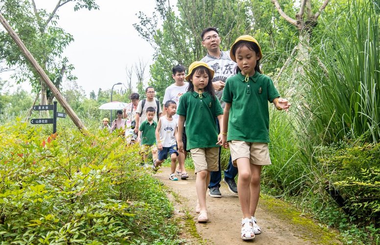 Yangtze island tours put kids in touch with nature