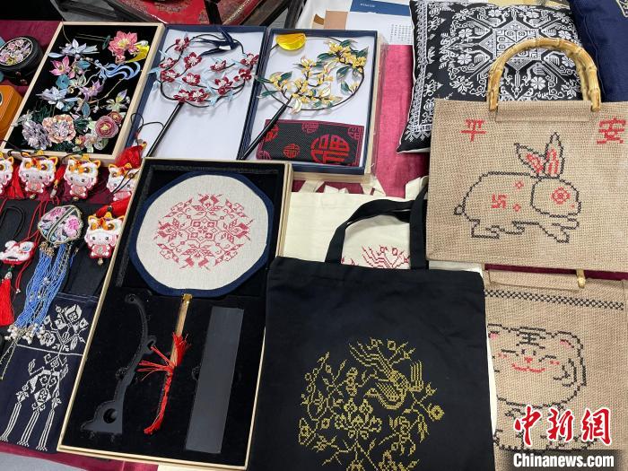Shaanxi,CHINA-Embroidery women rush to produce qiang embroidery