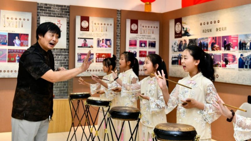 Public welfare lecturers enrich children's cultural life during summer vacation in east China's Shandong