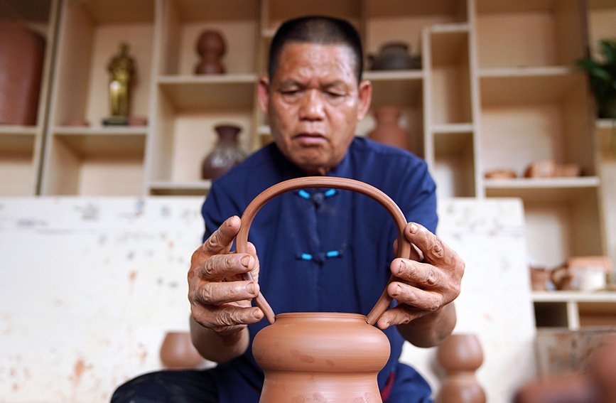 Red clay pottery industry boosts rural revitalization in S China's Guangxi