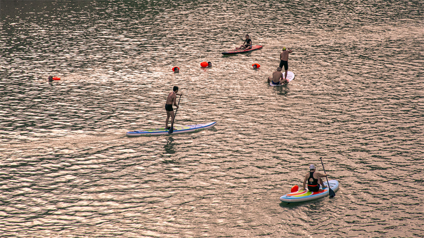 In pics: Standup paddle boarding enthusiasts exercise in Jianshi county, C China's Hubei