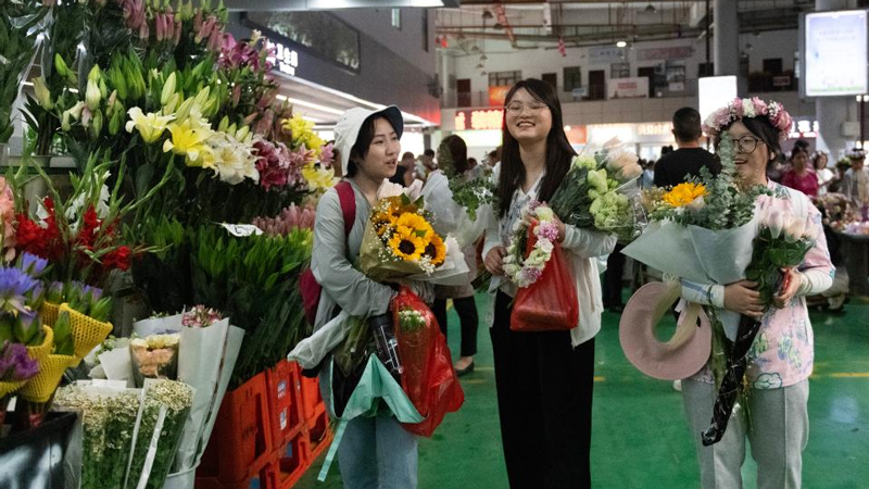 In pics: flowers' journey from fields to customers