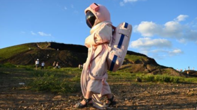 'Space suit'-clad tourists immerse themselves at extra-terrestrial-like landscape in China's Inner Mongolia