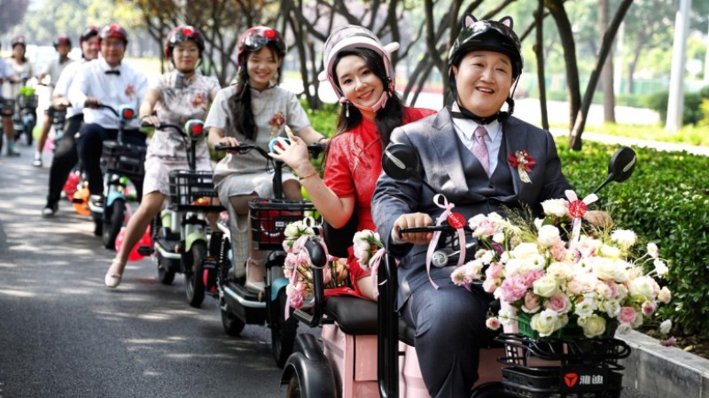 Groom in C China's Luoyang picks up bride with electric moped fleet