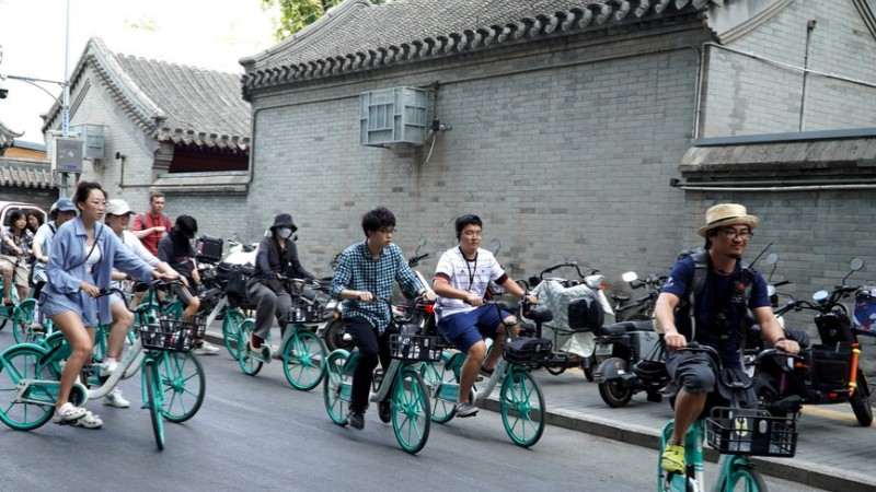 Int'l students explore beauty of ancient Beijing through cycling