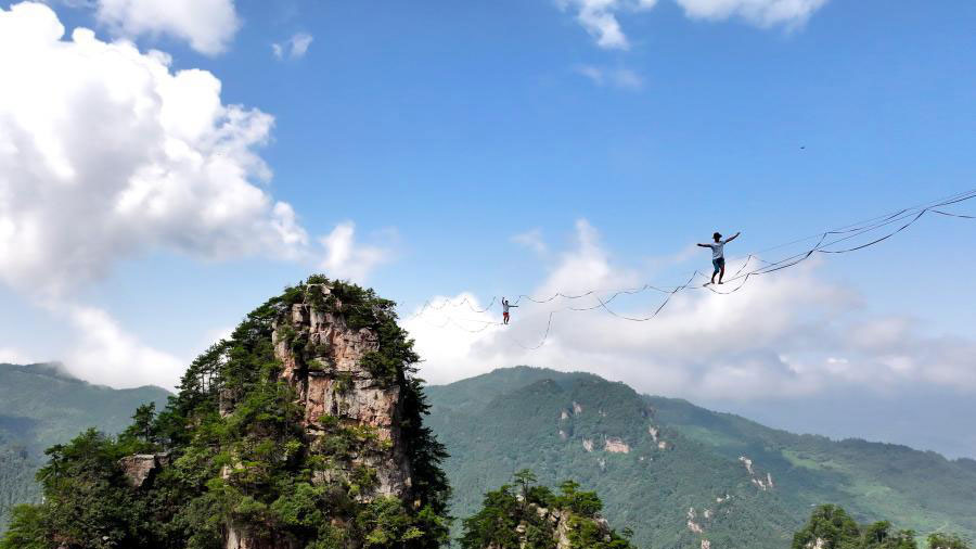 Tightrope walkers make spectacular crossing in Hunan