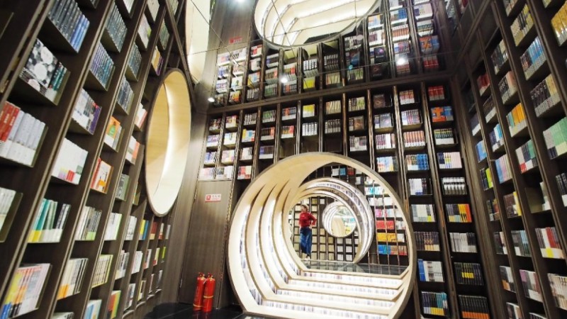 Physical bookstores in Beijing gain new vitality