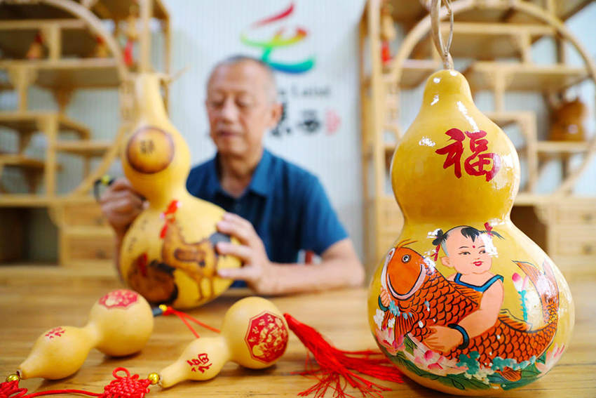 Inheritor in E China's Shandong passes on traditional gourd art