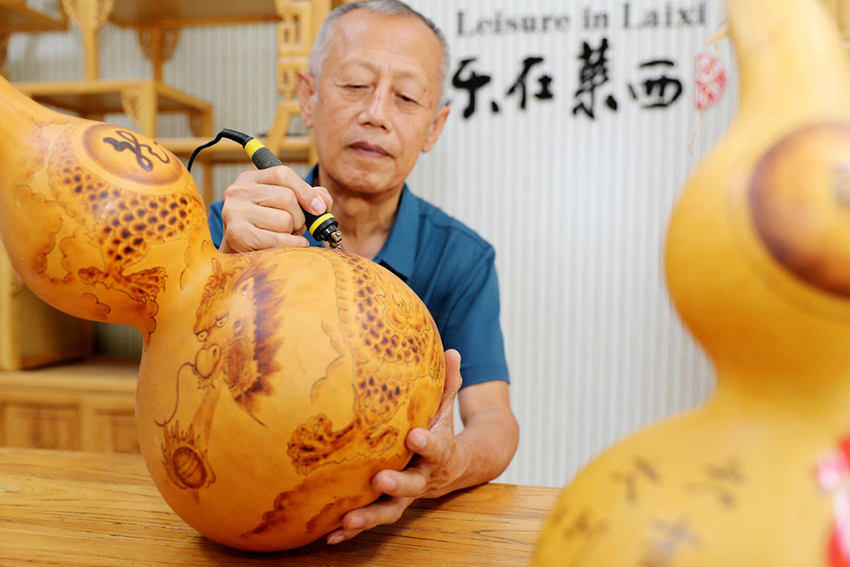 Inheritor in E China's Shandong passes on traditional gourd art