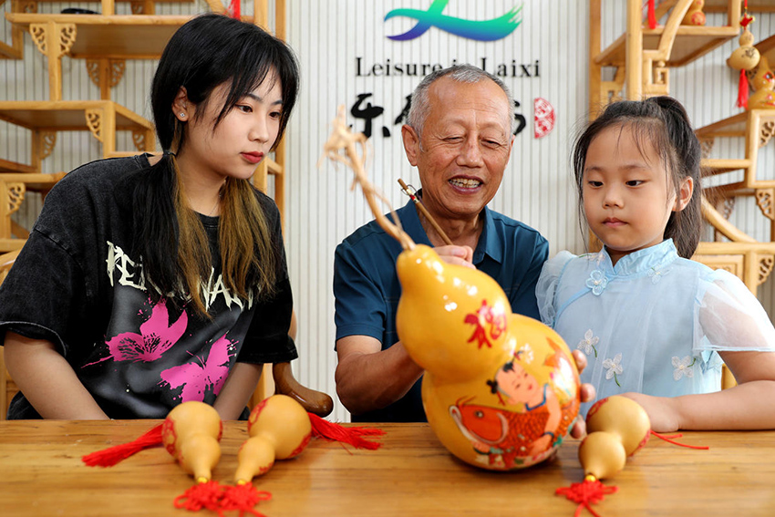 Inheritor in E China's Shandong passes on traditional gourd art