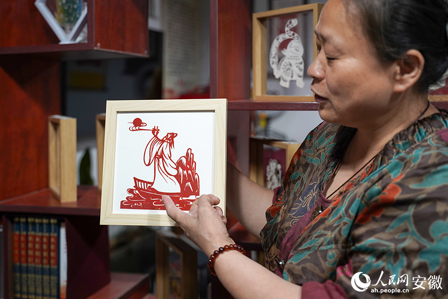 Artisan brings traditional paper cutting art new lease of life