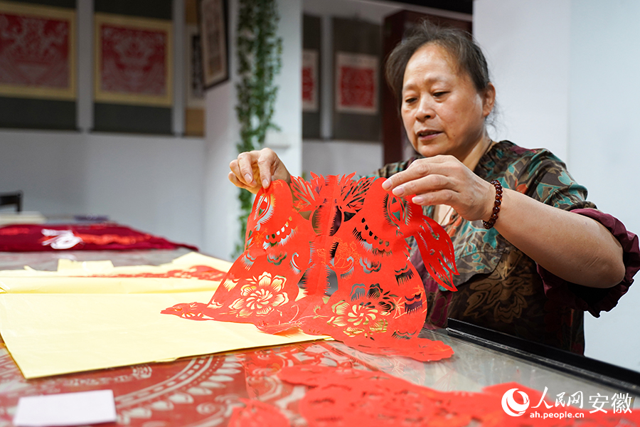 Artisan brings traditional paper cutting art new lease of life