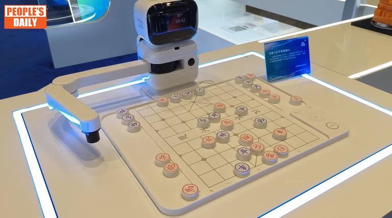 So fun! How a robot plays Chinese chess