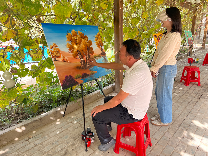 Farmers in NW China's Xinjiang 'paint' path to rural revitalization