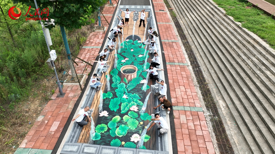 Fine arts students paint beautiful artworks in village in C China's Hubei