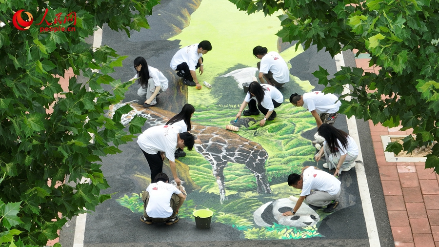 Fine arts students paint beautiful artworks in village in C China's Hubei