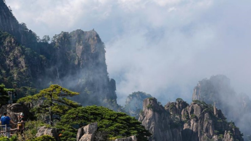 Solar halo appears over Huangshan Mountain in Anhui