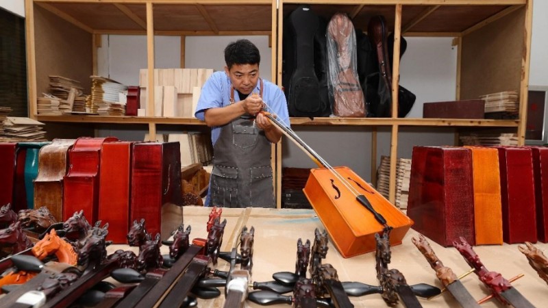 Man in Inner Mongolia leads fellow farmers to prosperity through horse-head fiddle manufacturing